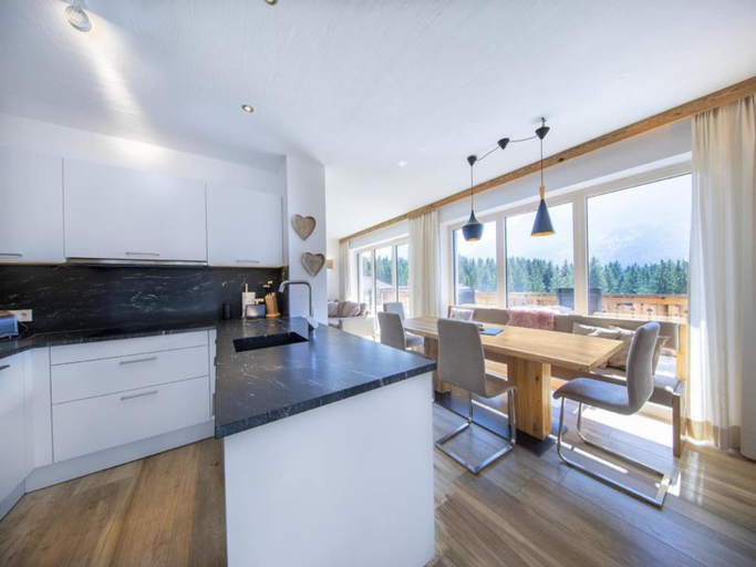 Kitchen 5, Stylish Chalet by Ski Slopes, Zell am See