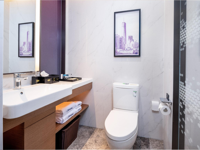 Bathroom 5, Hampton by Hilton Qinhuangdao Jinmeng Bay, Qinhuangdao