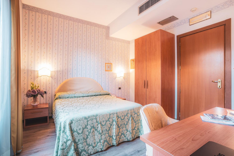 Bedroom 2, Hotel Ristorante La Lanterna, Lucca