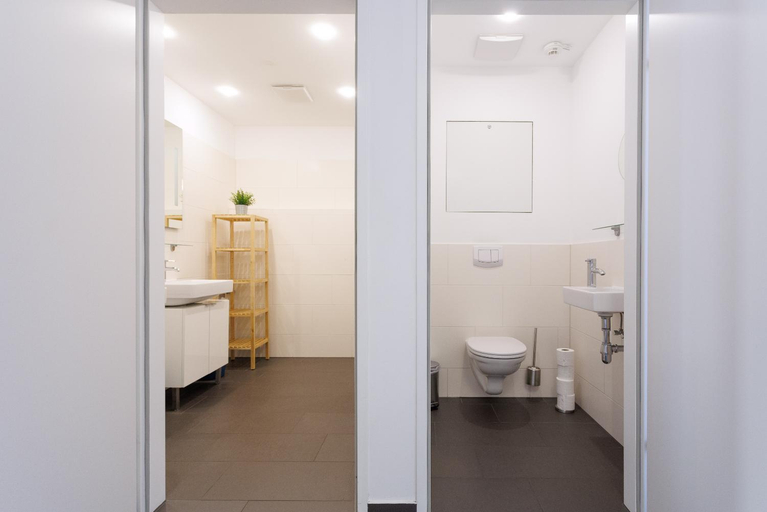 Bathroom 3, Spacious Group Apartment with Balcony, Wien