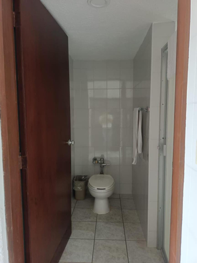 Bathroom 4, Hotel York, Salvador Alvarado