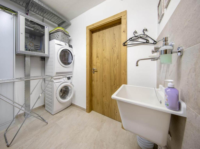 Facilities 3, Stylish Chalet by Ski Slopes, Zell am See