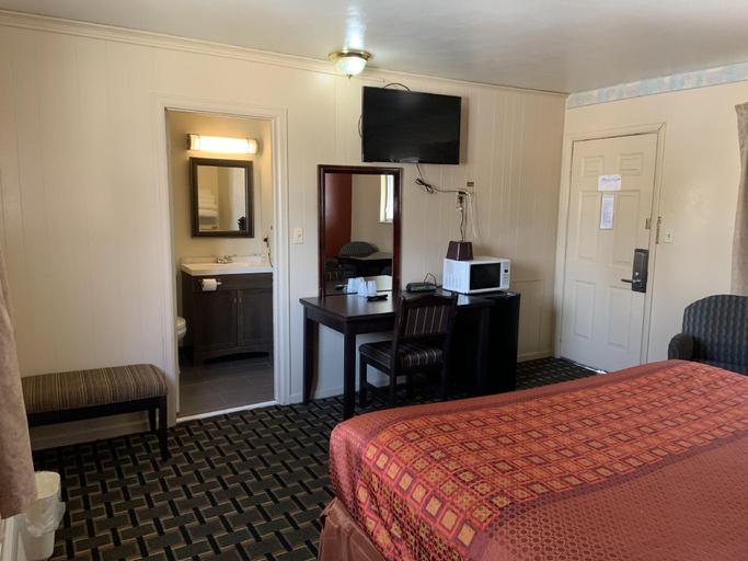 Bedroom 2, Best Motel, Lucas
