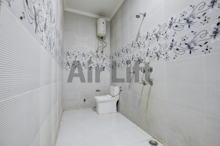 Bathroom 4, Hotel Airlift @ Delhi Airport, Delhi