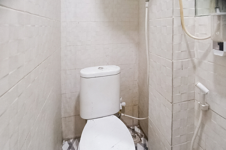 Bathroom 4, RedDoorz Syariah near STEKOM Semarang, Semarang
