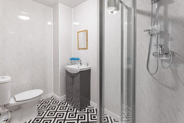 Bathroom 4, Studio 5 - City Centre - Fast Wifi and Smart TV, Middlesbrough