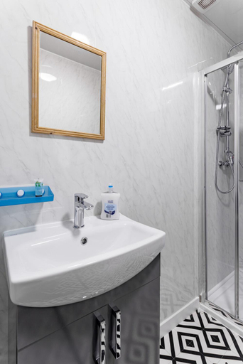 Bathroom 2, Studio 5 - City Centre - Fast Wifi and Smart TV, Middlesbrough