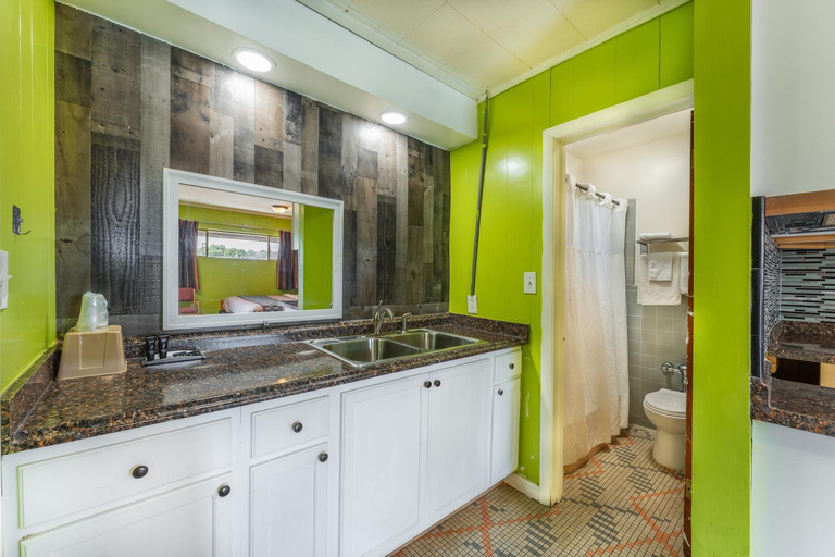 Bathroom 4, Budget Inn Pulaski, Giles