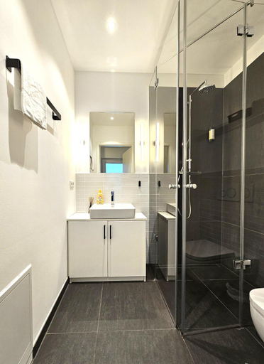Bathroom 3, Old Town Apartments, Düsseldorf