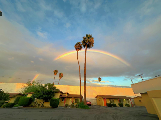 Exterior & Views, Royal Inn & Suites, Riverside