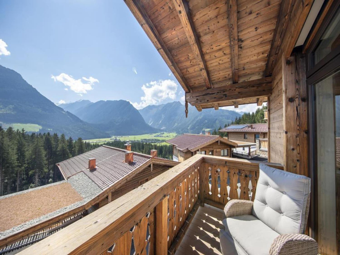 Balcony/terrace 5, Stylish Chalet by Ski Slopes, Zell am See