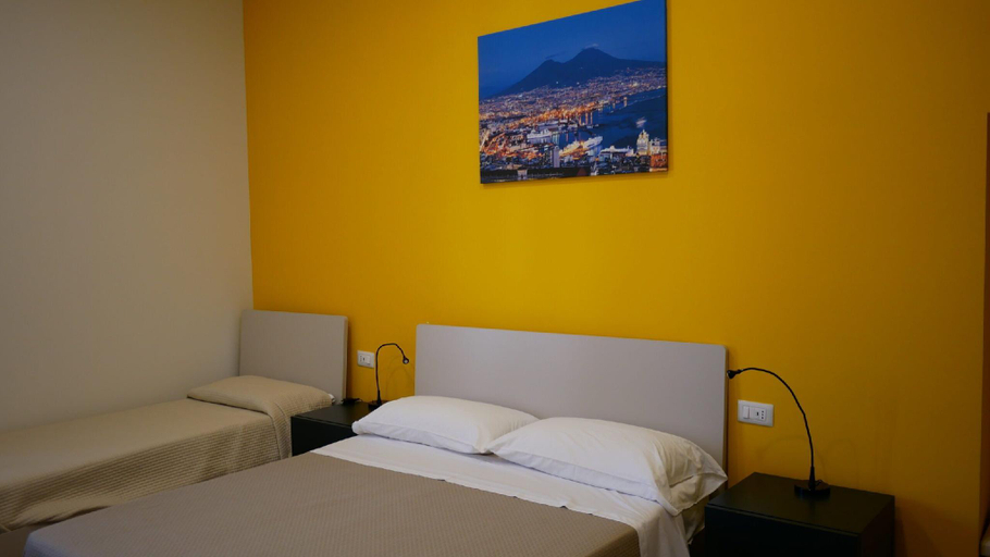 Bedroom 2, Terminal 1 Guest House, Napoli