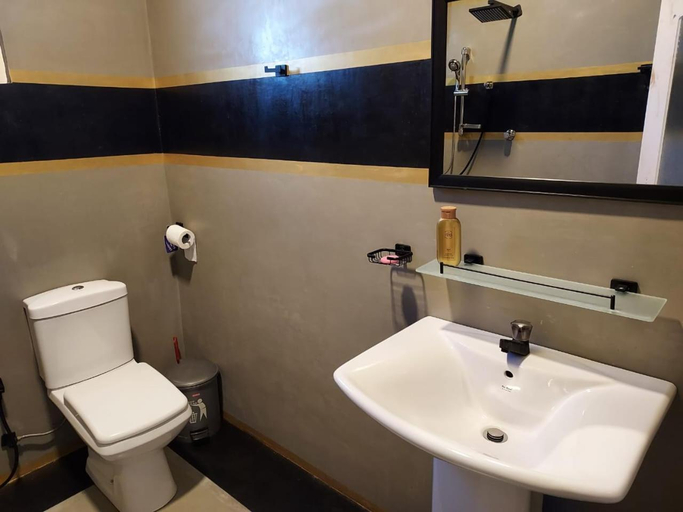 Bathroom 2, Dhanashi Villa Talalla, Devinuwara