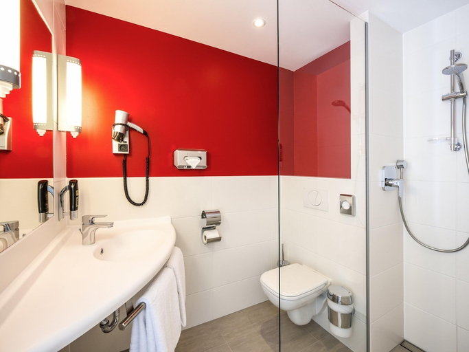 Bathroom 5, ibis Muenchen Airport Sued, Freising