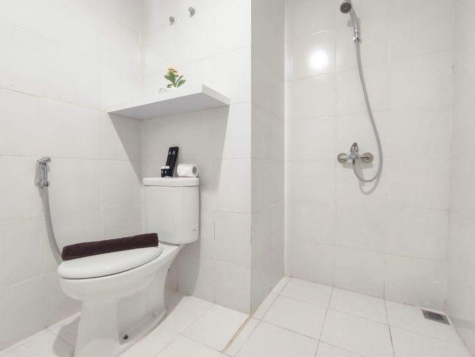 Bathroom 2, Nice Cozy Studio At Paltrow City Apartment, Semarang