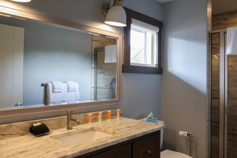 Bathroom 3, Quarterdeck Resort, Cass