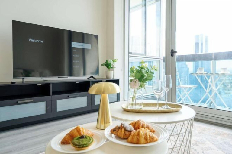 Dining 2, lvl42 2B APT with Free Parking in CBD, Melbourne