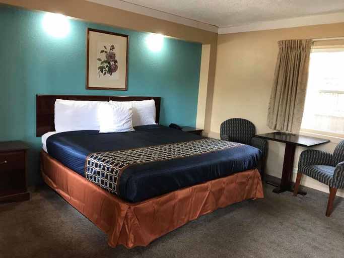 Bedroom 2, Best Motel, Lucas