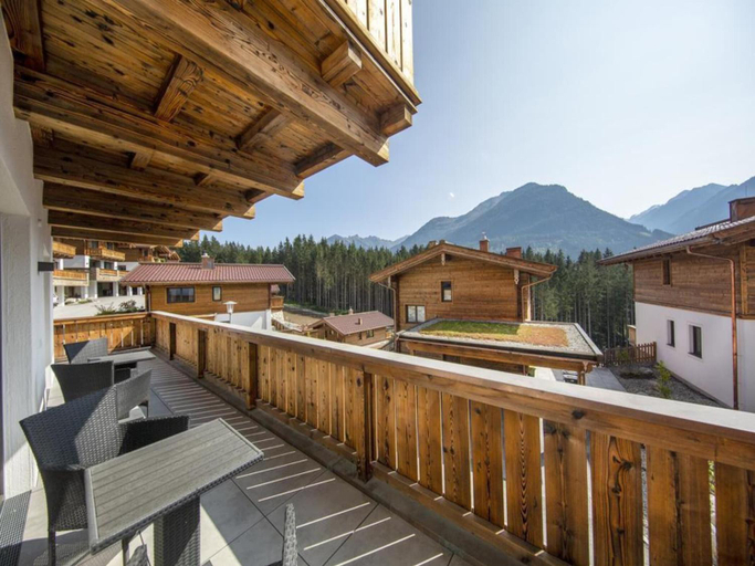 Balcony/terrace 3, Stylish Alpine Chalet with Carport, Zell am See
