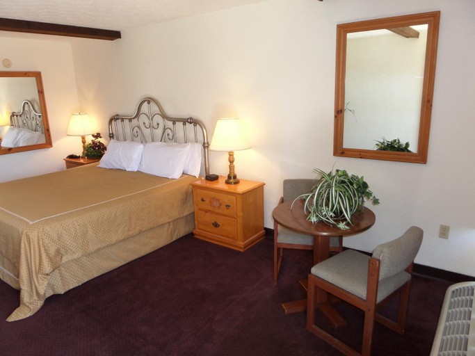 Bedroom 2, Passion Play Road Inn - Formerly Statue Road Inn, Carroll