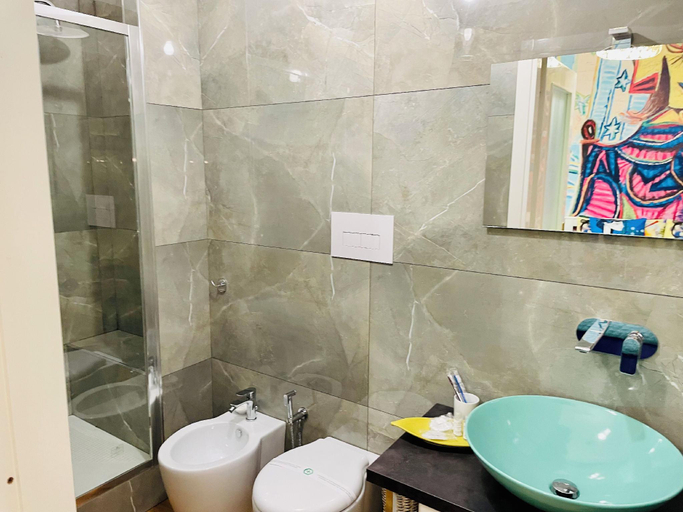 Bathroom 3, BluMare ArtHouse, Salerno