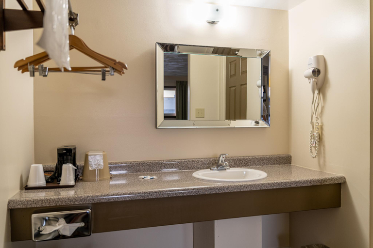 Bathroom 2, Park Drive Inn, Tuscola
