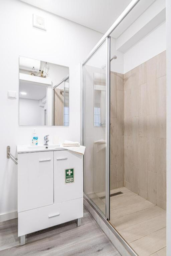 Bathroom 3, Tanoeiros Apartments, Funchal