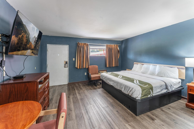 Bedroom 3, Budget Inn Pulaski, Giles