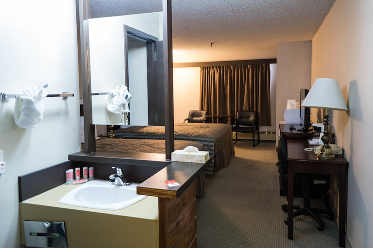 Bathroom, Econo Lodge Lloydminster, Division No. 10
