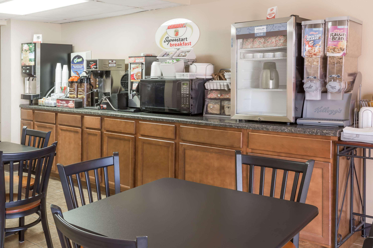 Food & Drinks 4, Super 8 By Wyndham Luverne, Rock
