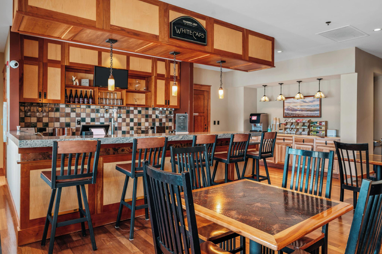 Food & Drinks, Tamarack Lodge, Grand Traverse