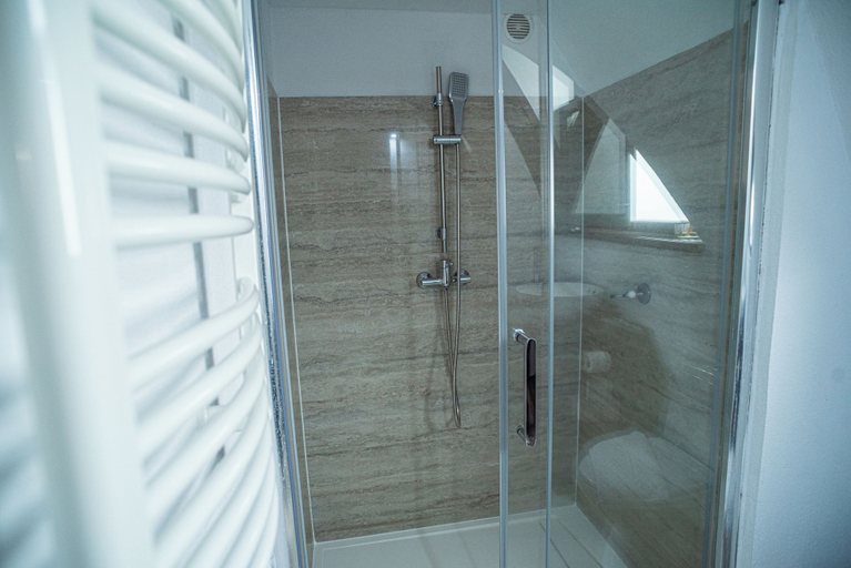Bathroom 3, Huntanya, Vlahita