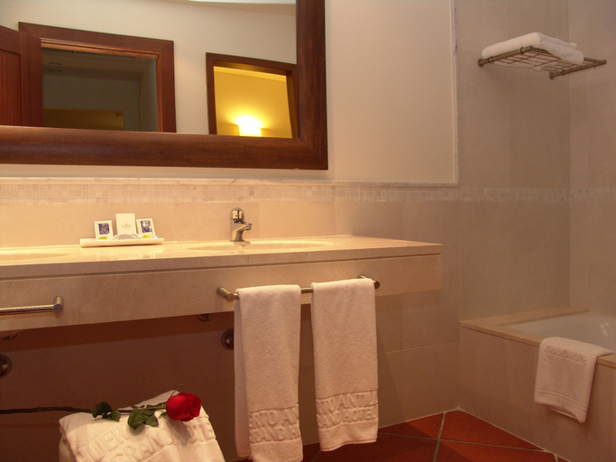 Bathroom 5, Puerto Antilla Grand Hotel, Huelva