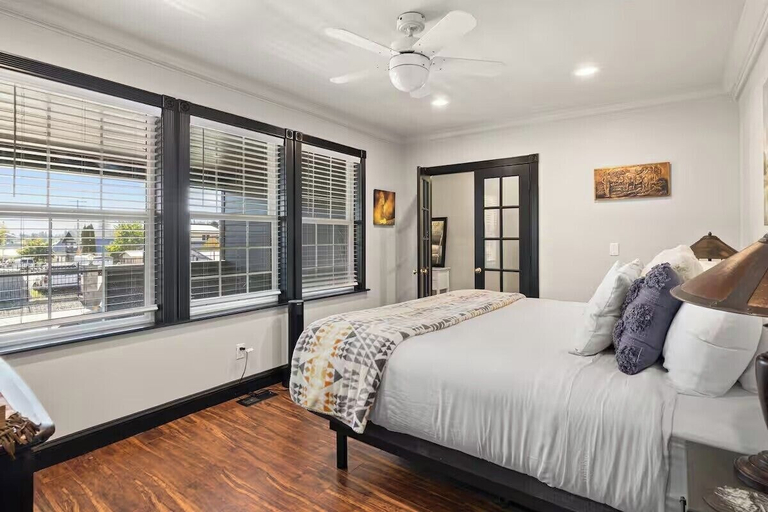 Room 4, The Three Bears Retreat - King suites, Kittitas