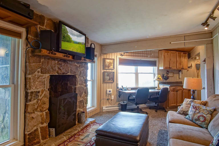 Living area 3, Fall Retreat Hutch 6 Slope Side 5BR, Pocahontas