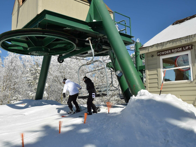 Snow and ski sports 4, Camp 4 24: Slope Side, Cozy 2 BR With Shuttle Service, Pocahontas