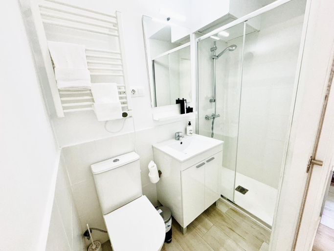 Bathroom 3, Oshun Cinco Torres Suites, Madrid