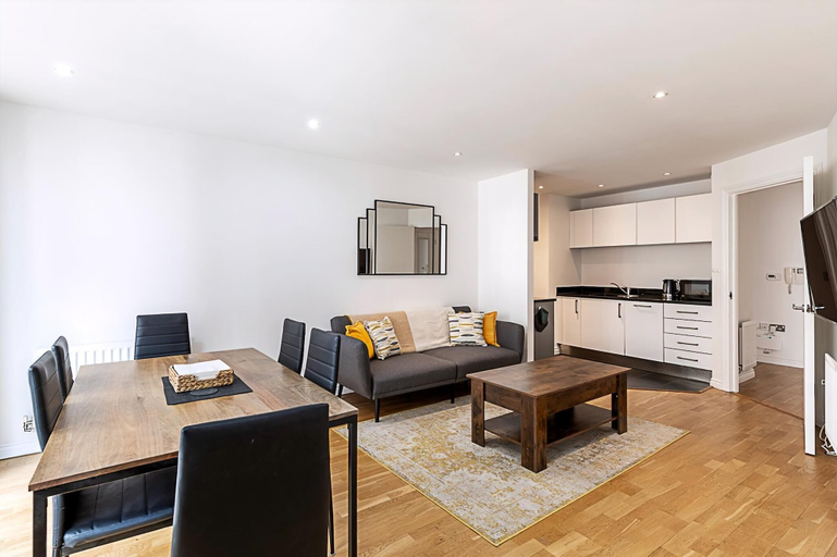 Others 5, Bright Battersea Apartment, London