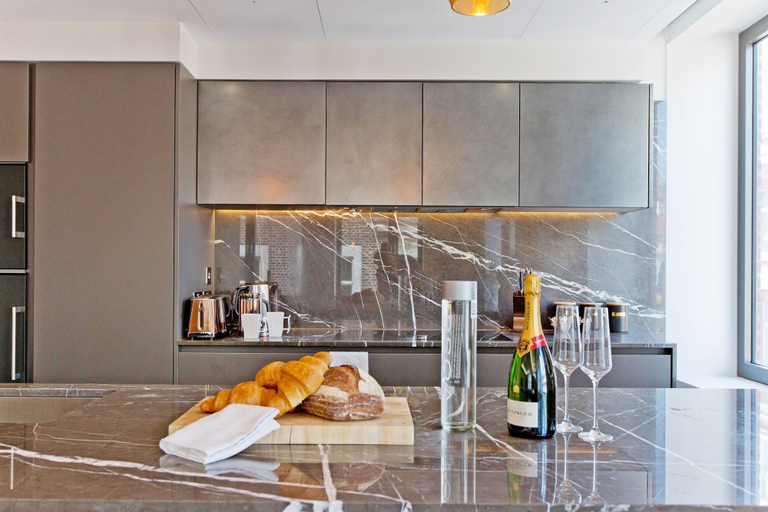 Food & Drinks, 2-bed Superior Apt 312, London