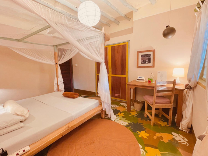 Bedroom 2, Mama Root, Kusini