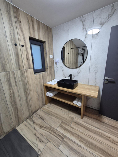 Bathroom 2, Gray River Resort, Voineasa