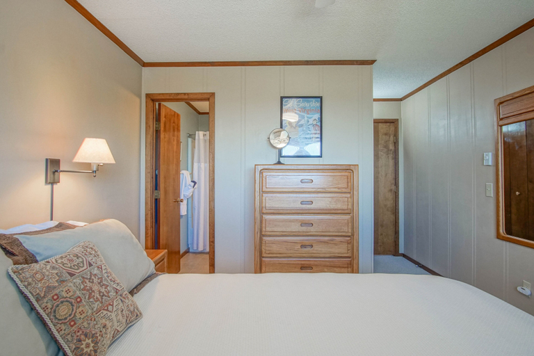 Bedroom 2, 2 Br: Snowcrest 214a 2 Bedroom: Indoor Hot Tubs Game Room Easy Slope Access, Pocahontas