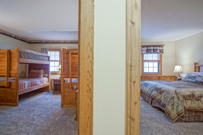 Room 3, Whistlepunk #31: 2 Bedrooms, 2 Bath: Slope Side, Central Location. Wood Fireplace, Pocahontas