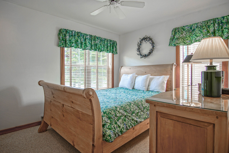 Room 2, Camp 4 24: Slope Side, Cozy 2 BR With Shuttle Service, Pocahontas