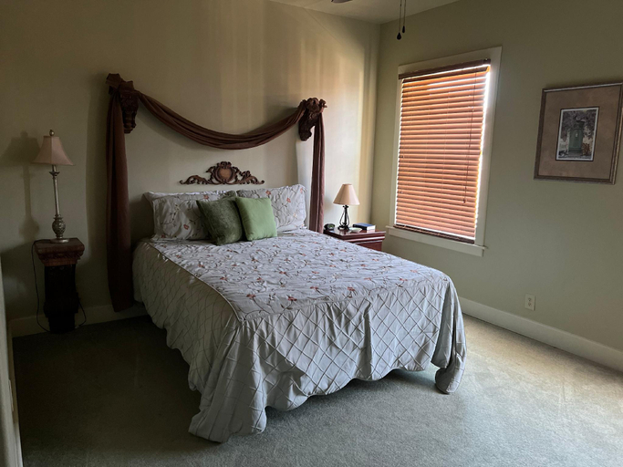 Bedroom 2, Eagles Nest Inn, Pike