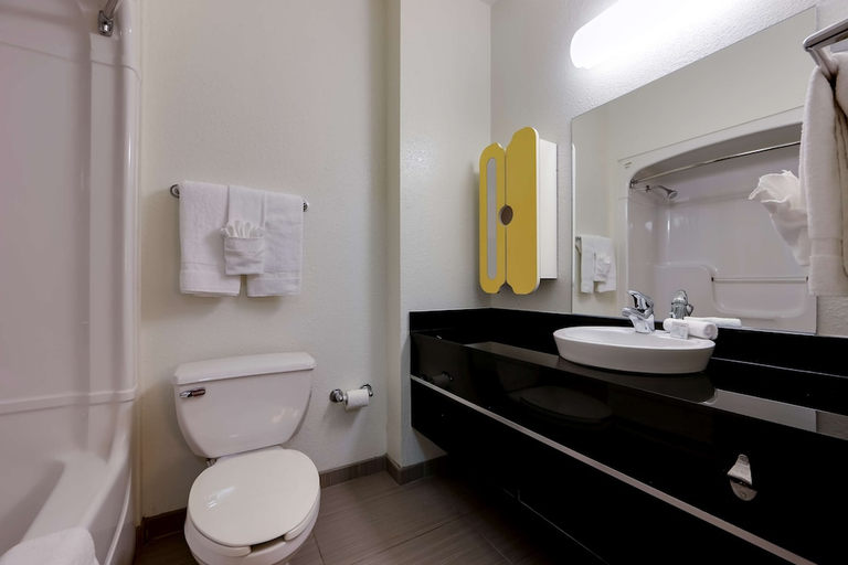 Bathroom 3, Studio6 Mississauga, ON - Toronto, Peel