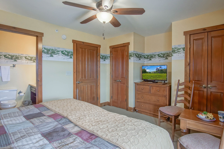 Room 3, Camp 4 # 11: 3 Bedrooms + Bonus Sleeping Den, 3.5 Baths: Slope Side, Pocahontas