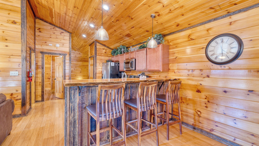Others 5, Bear Cove by Avantstay Hot Tub + Pool Table!, Sevier