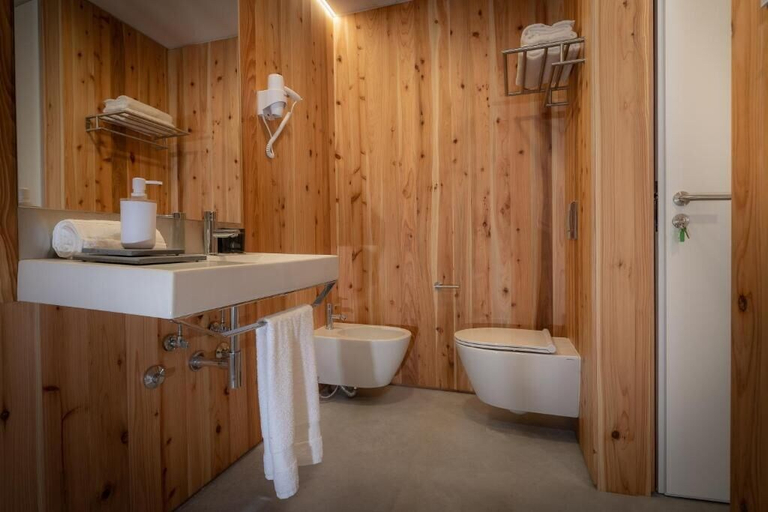 Bathroom, North Shore Hostel, Ribeira Grande