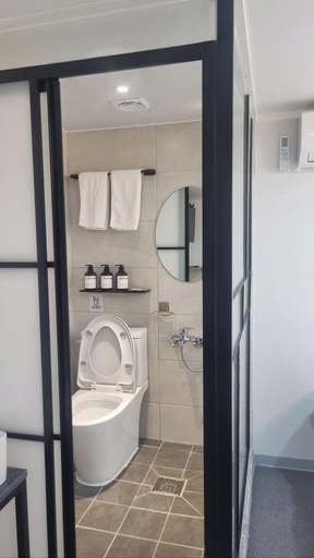 Bathroom 2, U Stay Hostel, Jongno